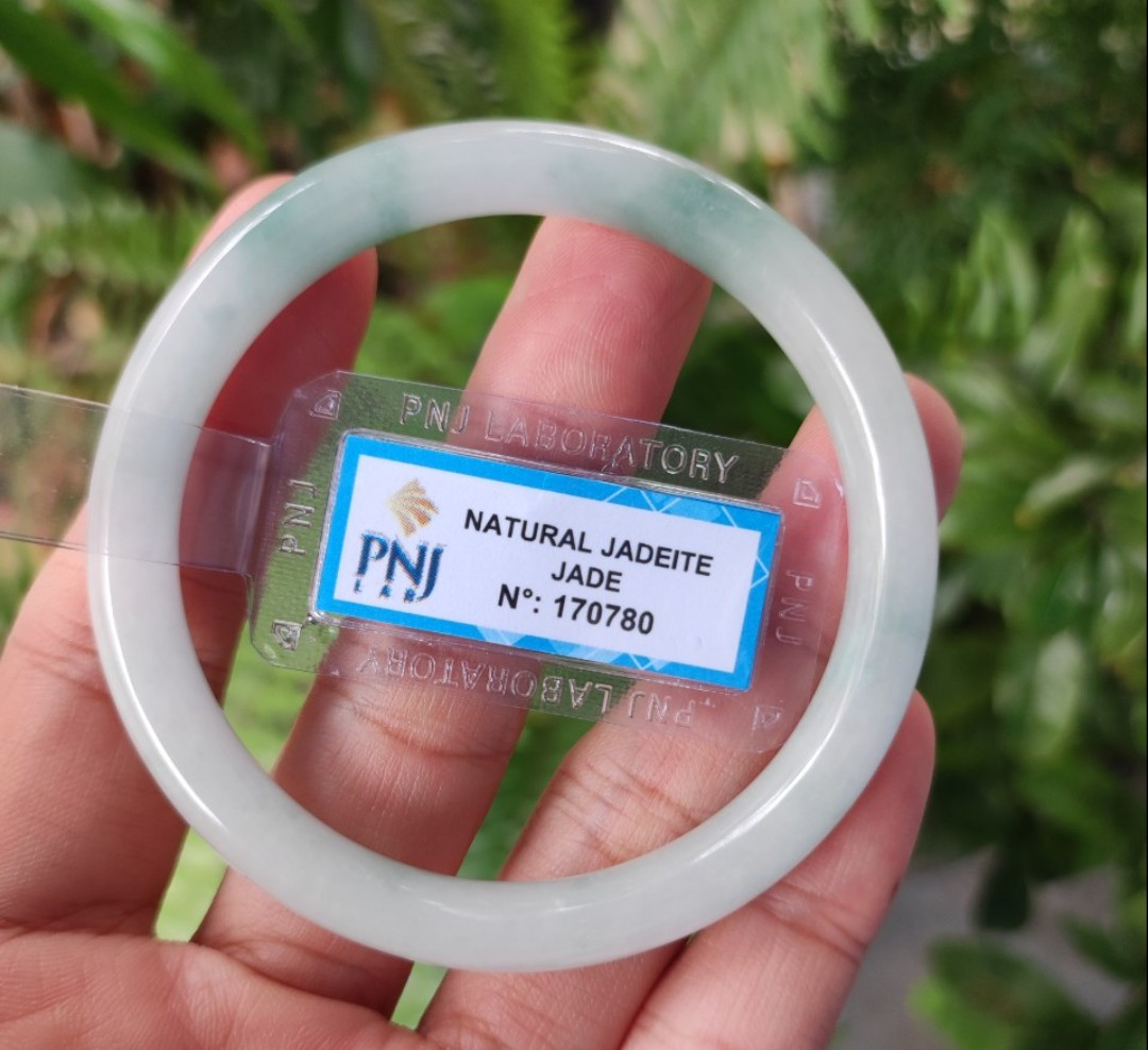 Vòng cẩm thạch trắng sữa non điểm lý, size 52mm, đã được kiểm định bởi PNJ, ảnh thực tế - xưởng buôn đá phong thủy Huỳnh Đào