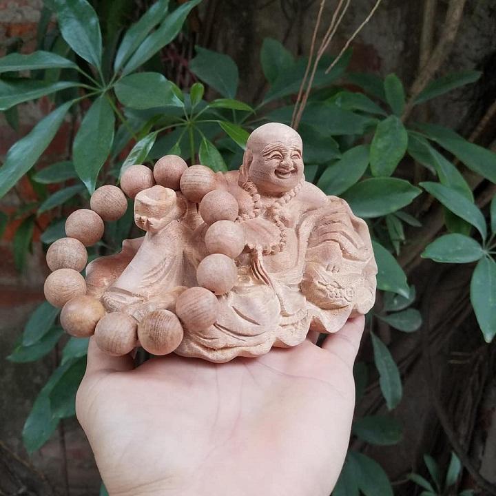 Tượng phật di lặc để ô tô  gỗ xá xị