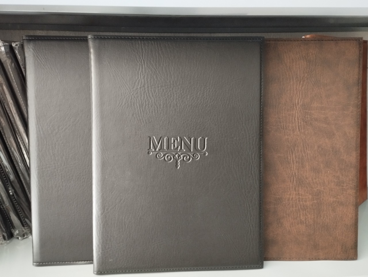Quyển Menu khổ A4 bìa da PVC loại 1 cao cấp 10 lá hoặc 20 lá - khắc logo, in uv màu lên bìa theo yêu cầu