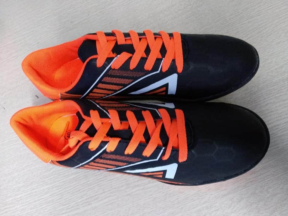 Giày đá bóng PU Thashoco đen pha cam