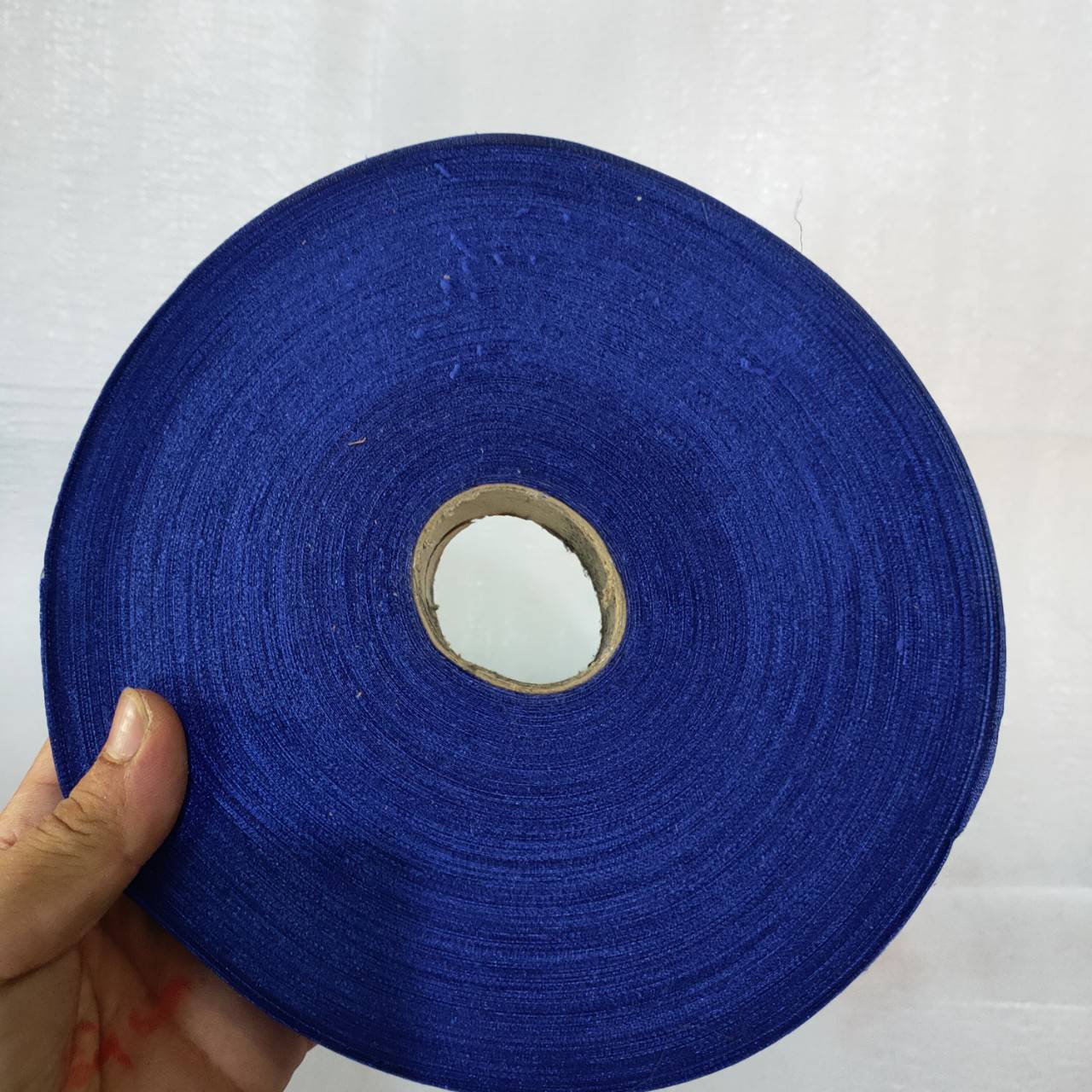 Cuộn vải may viền màu xanh 100m.
