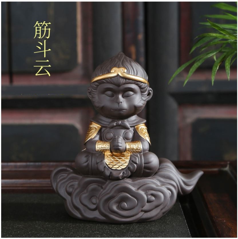 Tượng tôn ngộ không ngồi mây tu luyện