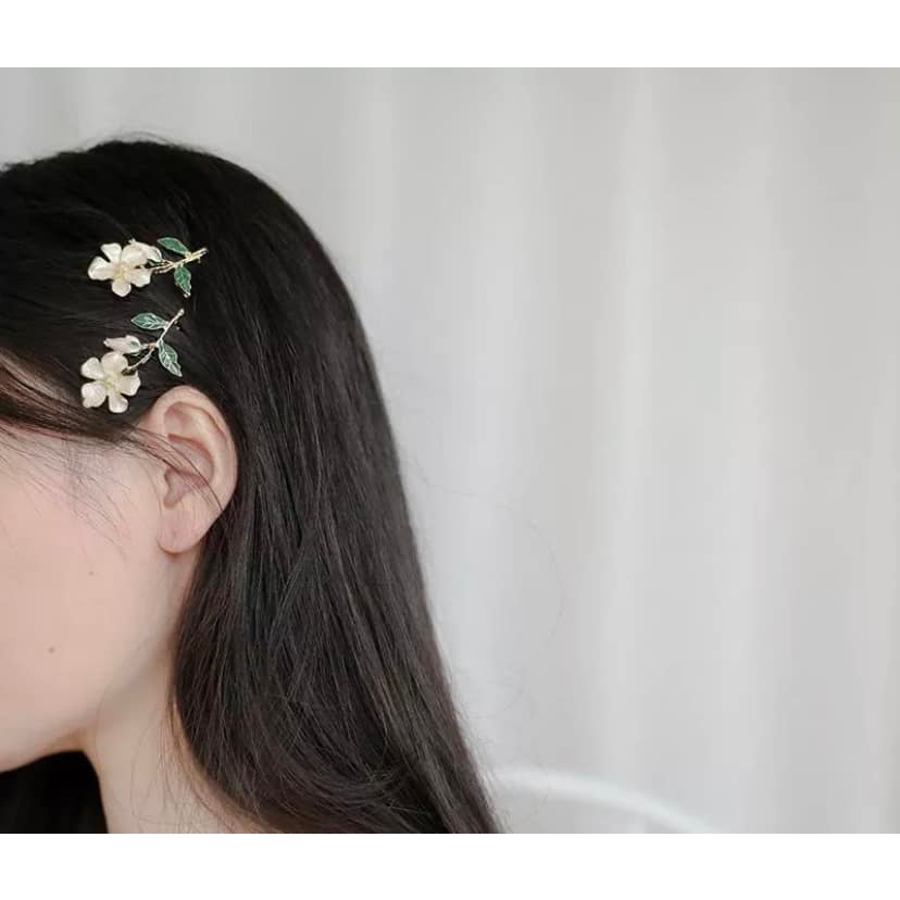 Kẹp tóc mái hoa trắng