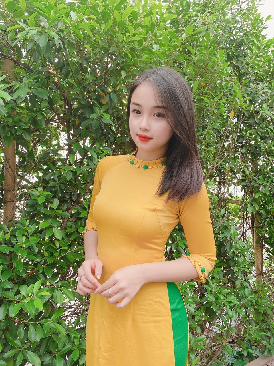 Áo dài thiết kế cổ và tay xếp ly