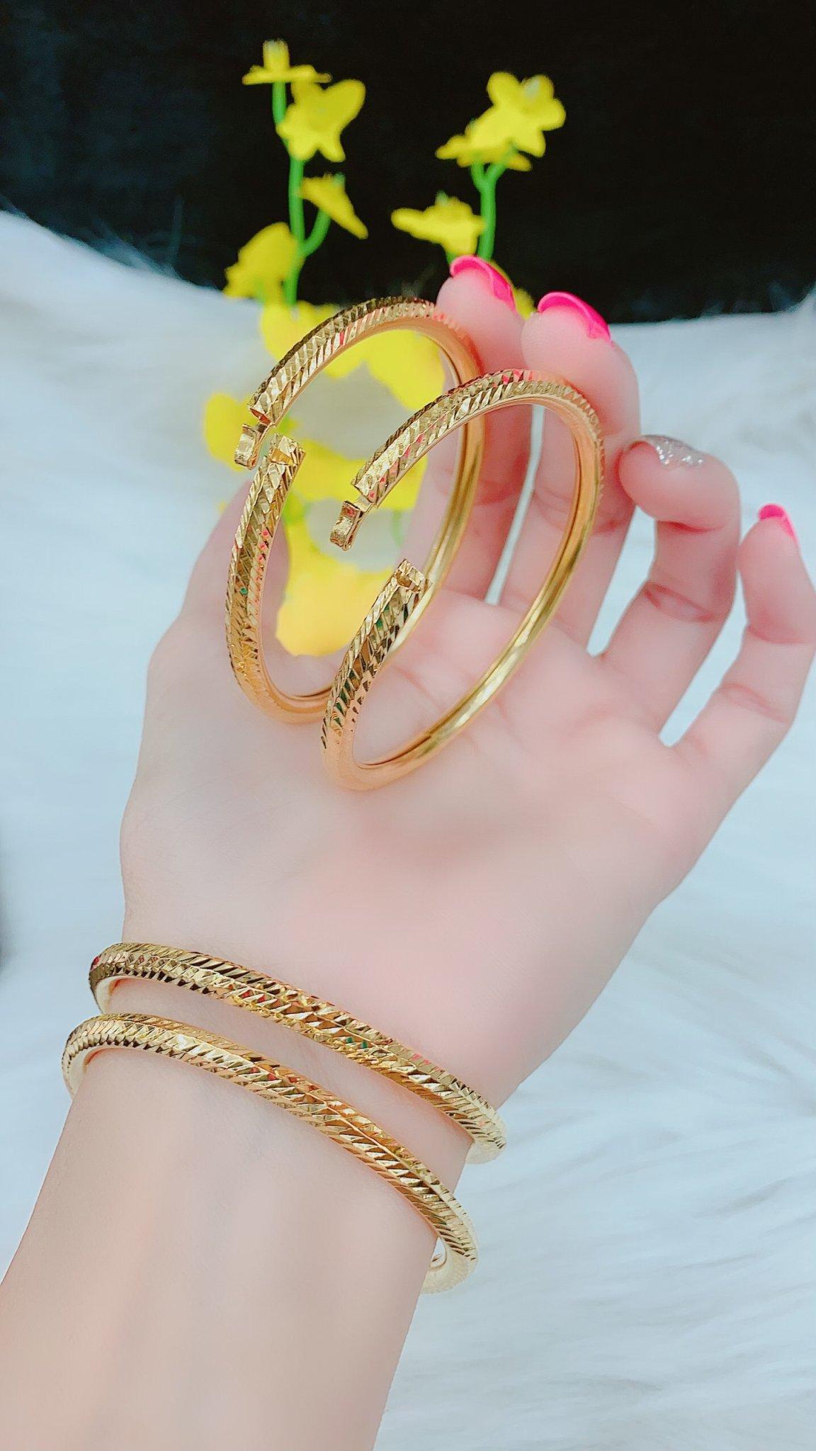 Vòng Tay Nữ Bọng Mạ Vàng 18K là một món trang sức đầy cuốn hút và đẳng cấp. Với kiểu dáng độc đáo cùng chất liệu vàng 18k kết hợp với mạ vàng, chiếc vòng này sẽ làm bạn thêm phần quyến rũ và toát lên vẻ đẹp trẻ trung, hiện đại.