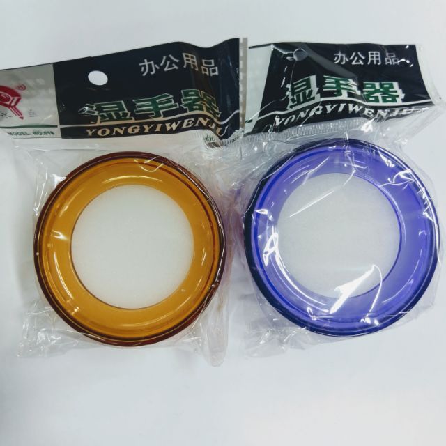 Combo 2 mút đếm tiền, được làm từ chất liệu an toàn, không độc hại, không gây kích ứng với da tay khi sử dụng thường xuyên