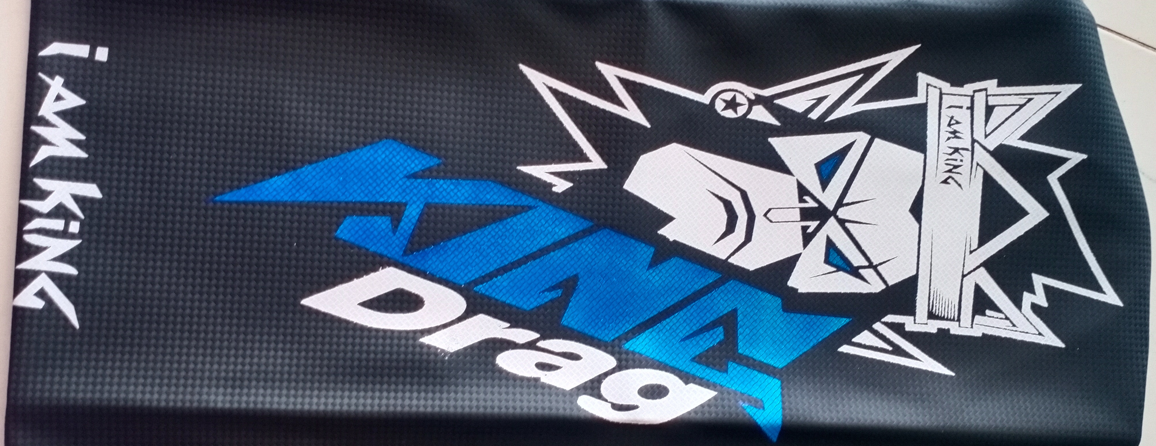 Da bọc yên xe King Drag carbon mặt khỉ + tặng kèm logo hình dán , stcker mắt mèo, ohlins, racing,..