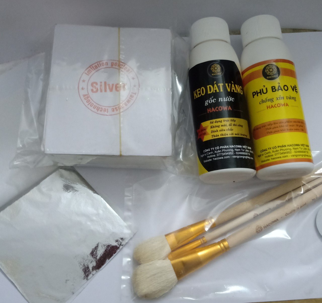 Combo dát bạc silver gốc nước gồm 500 lá bạc silver, 100ml keo gốc nước, 100ml phủ gốc nước, 3 chổi lông thỏ s1-5-7 chuyên dùng cho dát vàng trên sản phẩm như thạch cao, xi măng, giấy, tranh vẽ, hoa quả ...