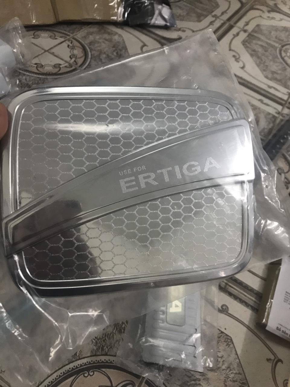 Ốp nắp bình xăng ertiga 2019-2020-2021-2022