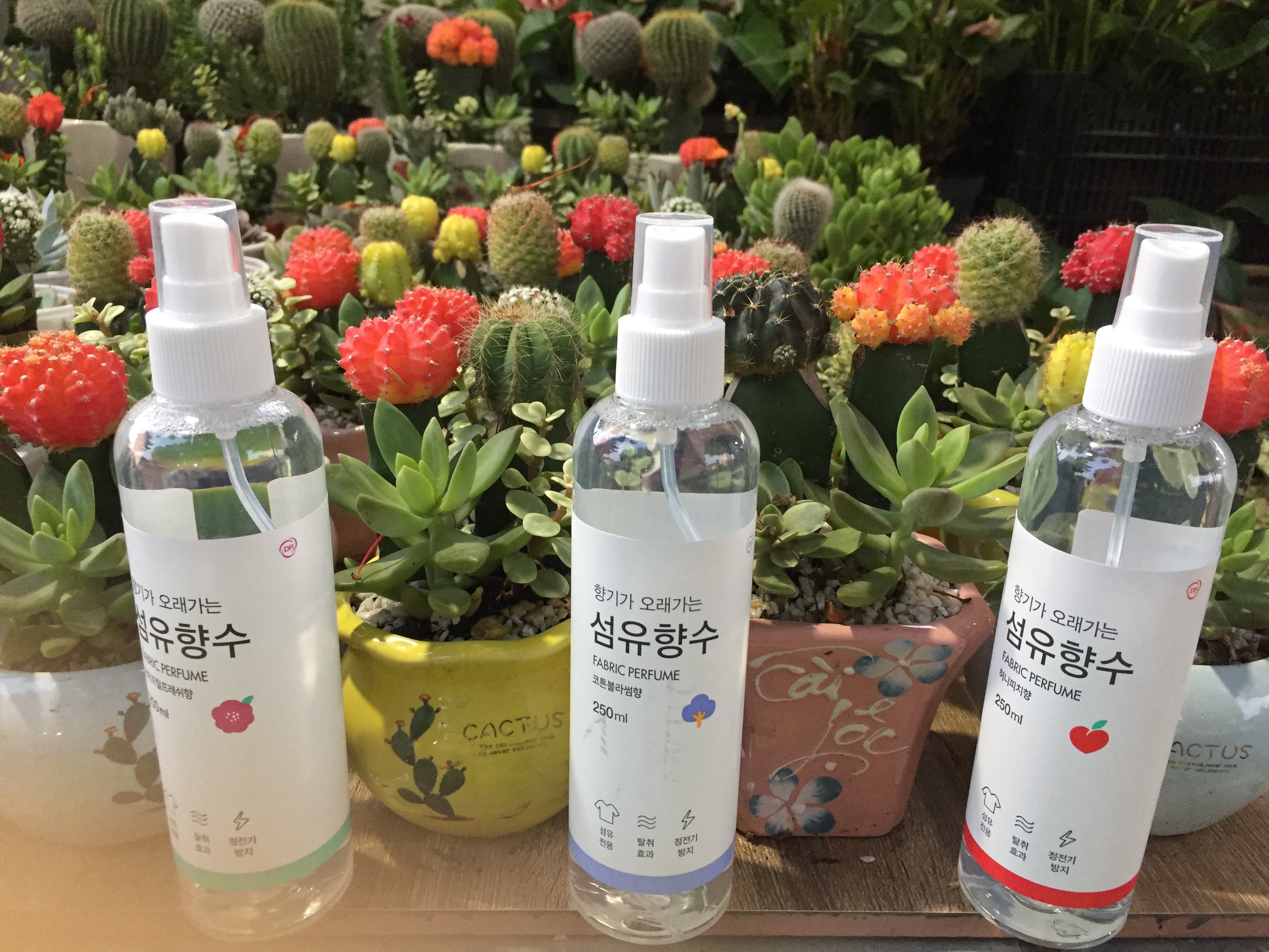 Xịt thơm quần áo fabric perfume 250ml hàn quốc 3 mùi