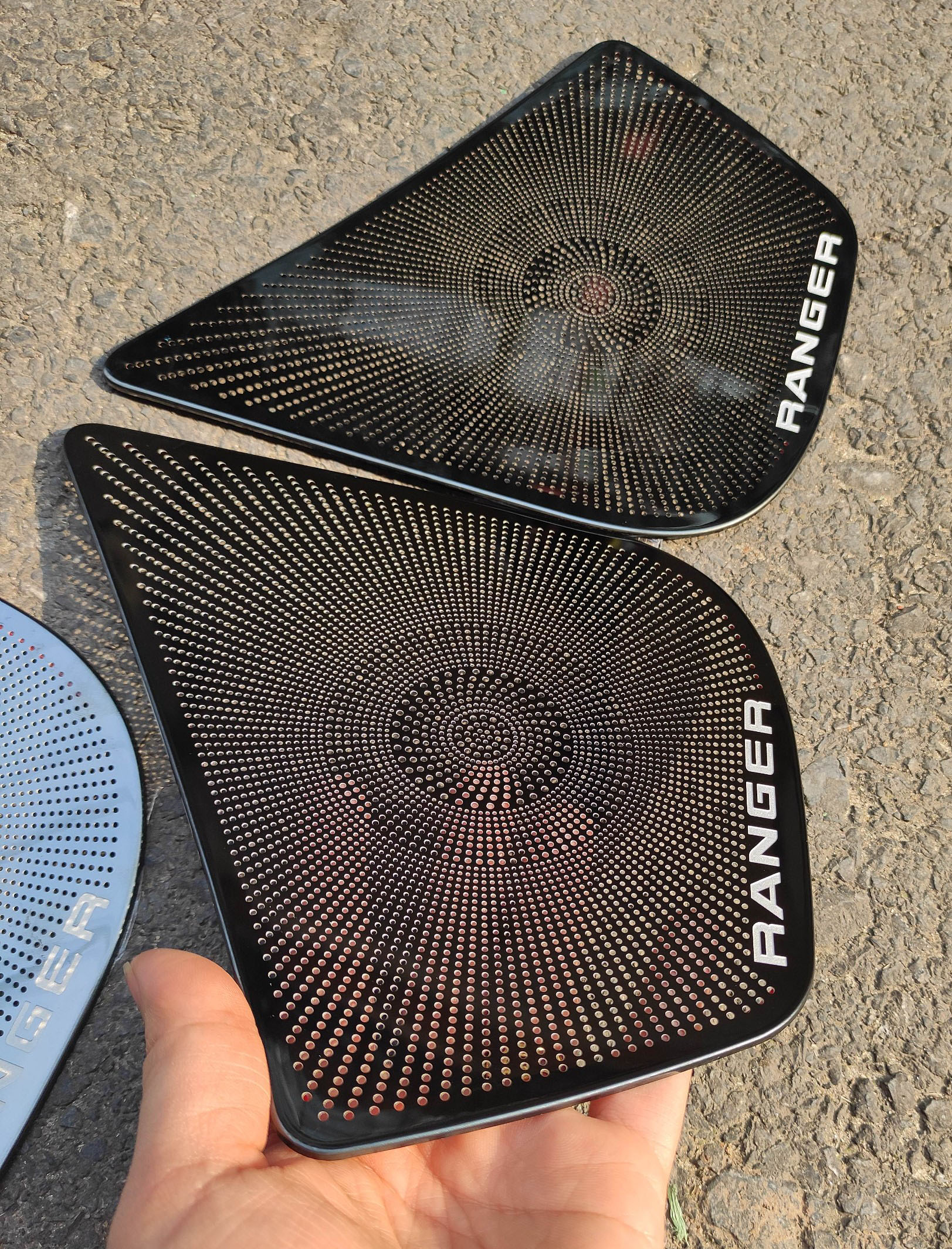 Ốp Màng Loa Cánh Cửa Xe Ford Ranger 2016 2017 2018 2019 2020 Mẫu TITAN- Bộ 4 Ốp- Tặng Kèm Keo Mồi Tăng Dính