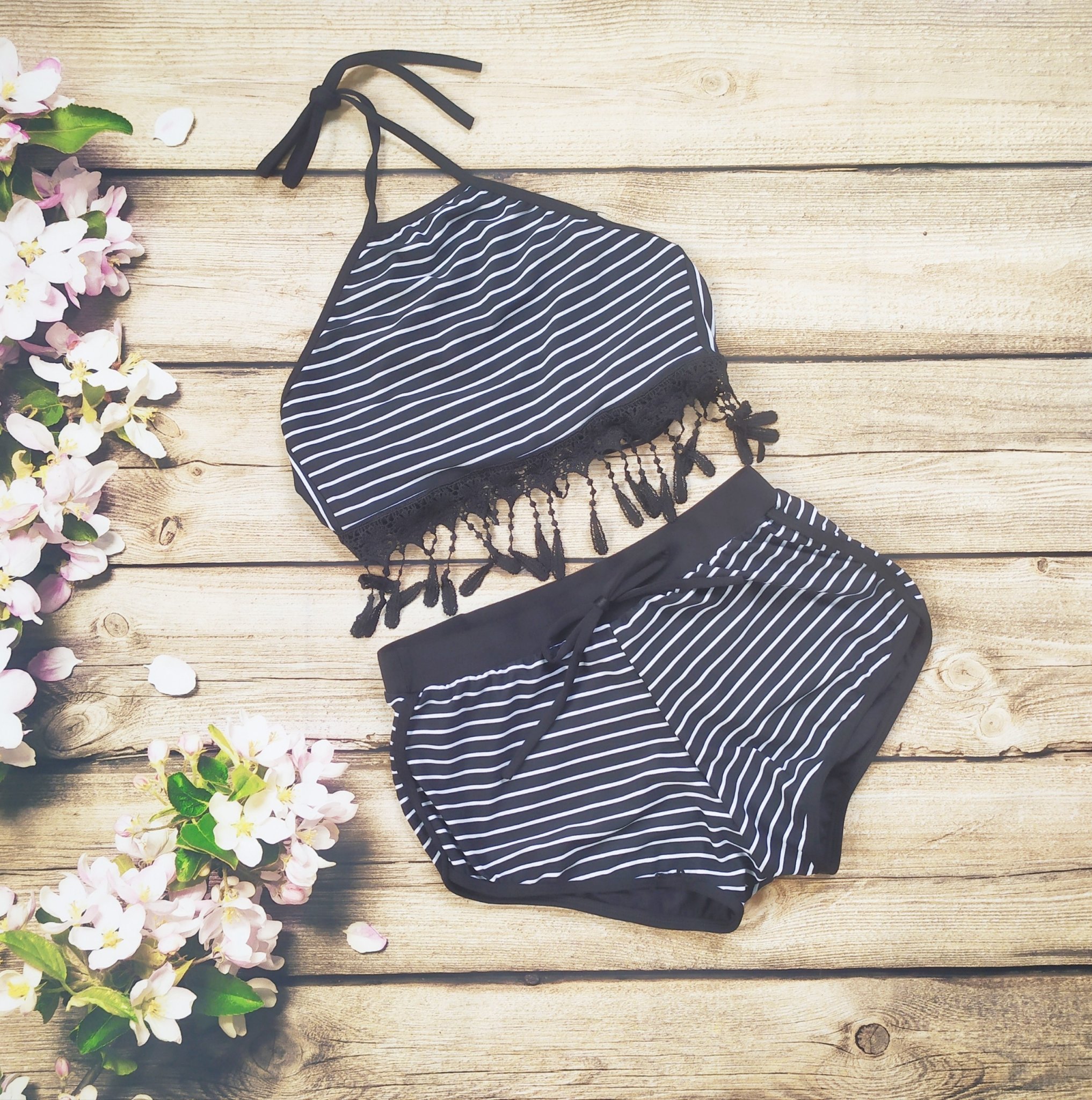 Đồ bơi bikini yếm sọc trắng đen
