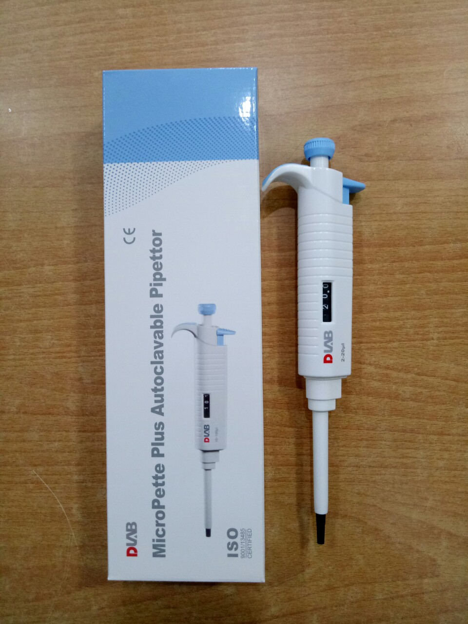 Dụng cụ hút mẫu micropipette có hấp 1 kênh 2-20µl dlab