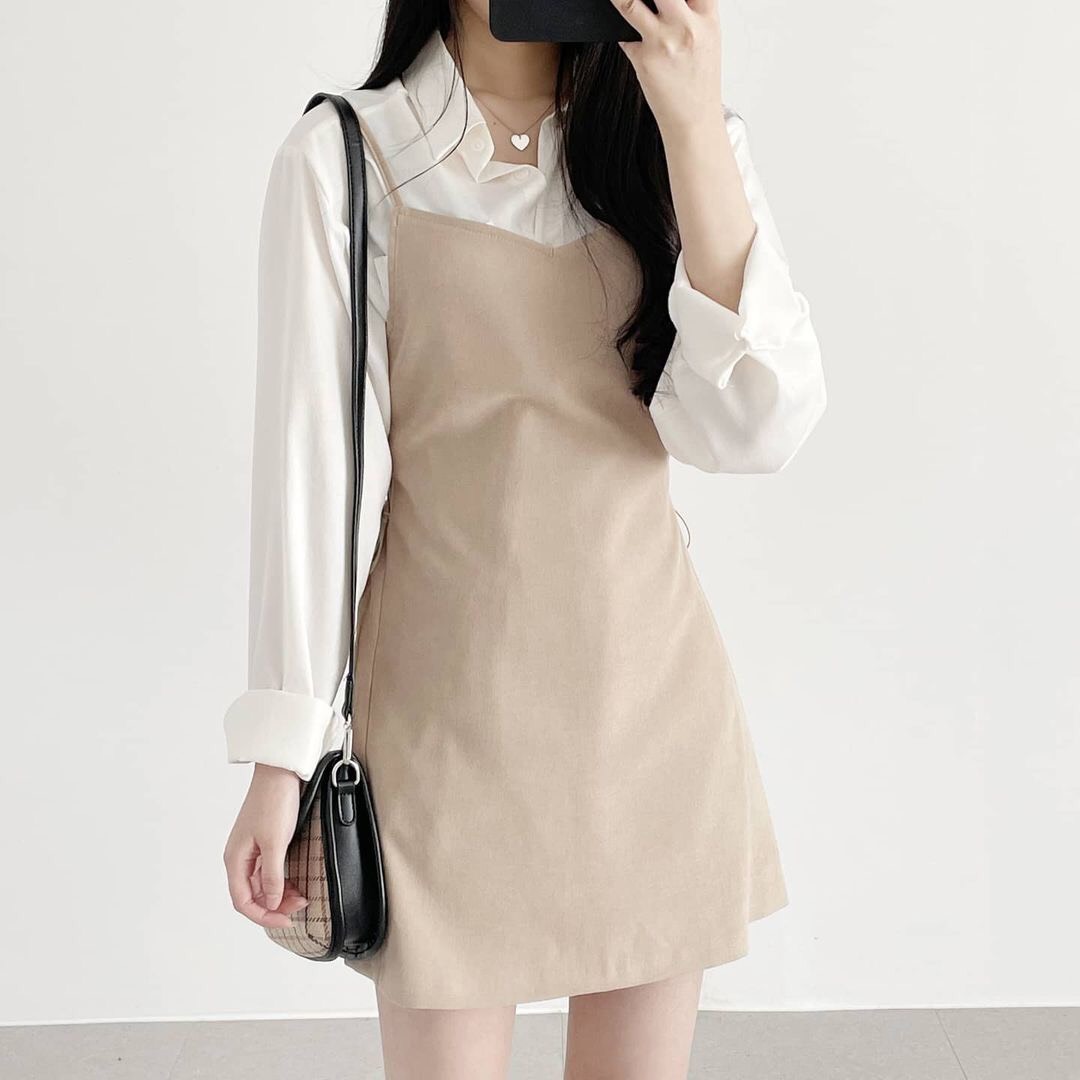Sét đồ công sở nữ bao gồm áo sơ mi và váy 2 dây bên ngoài