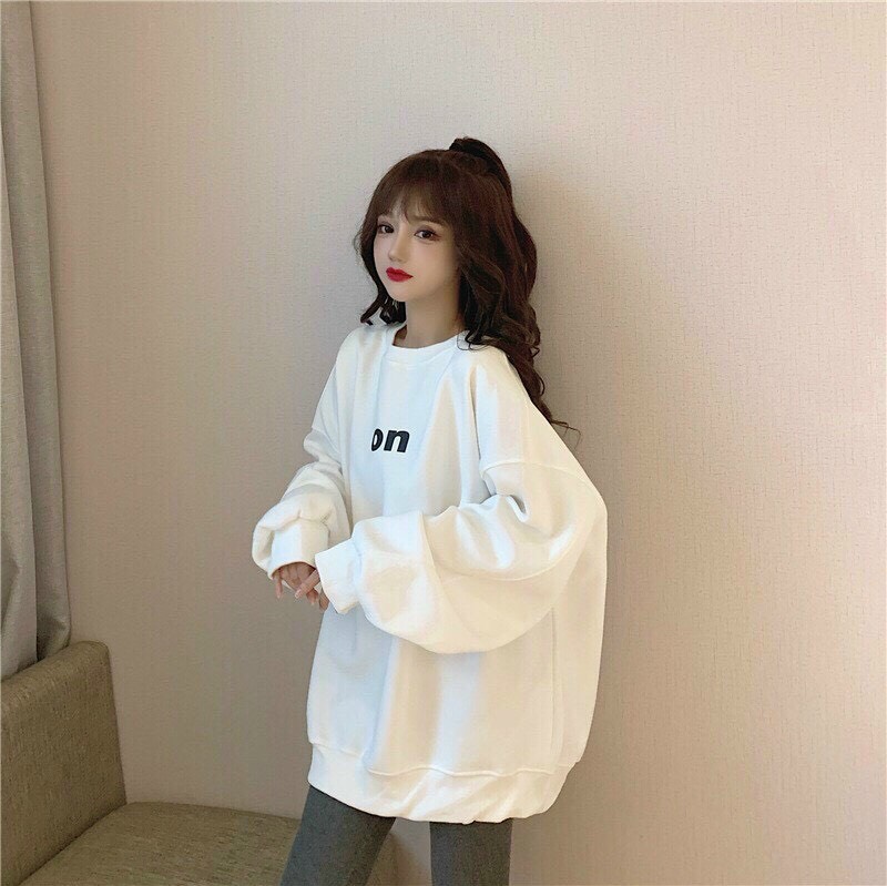Áo sweater nữ cổ tròn màu trắng chữ on, mặc đi chơi đi học lên form đẹp như hình