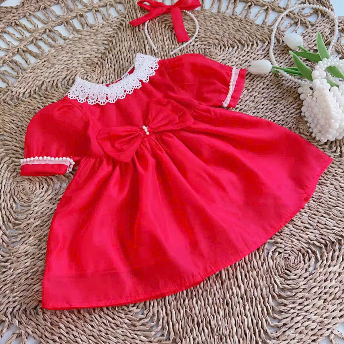 Đầm công chúa cổ ren nơ eo kèm cài ngọc cho bé gái