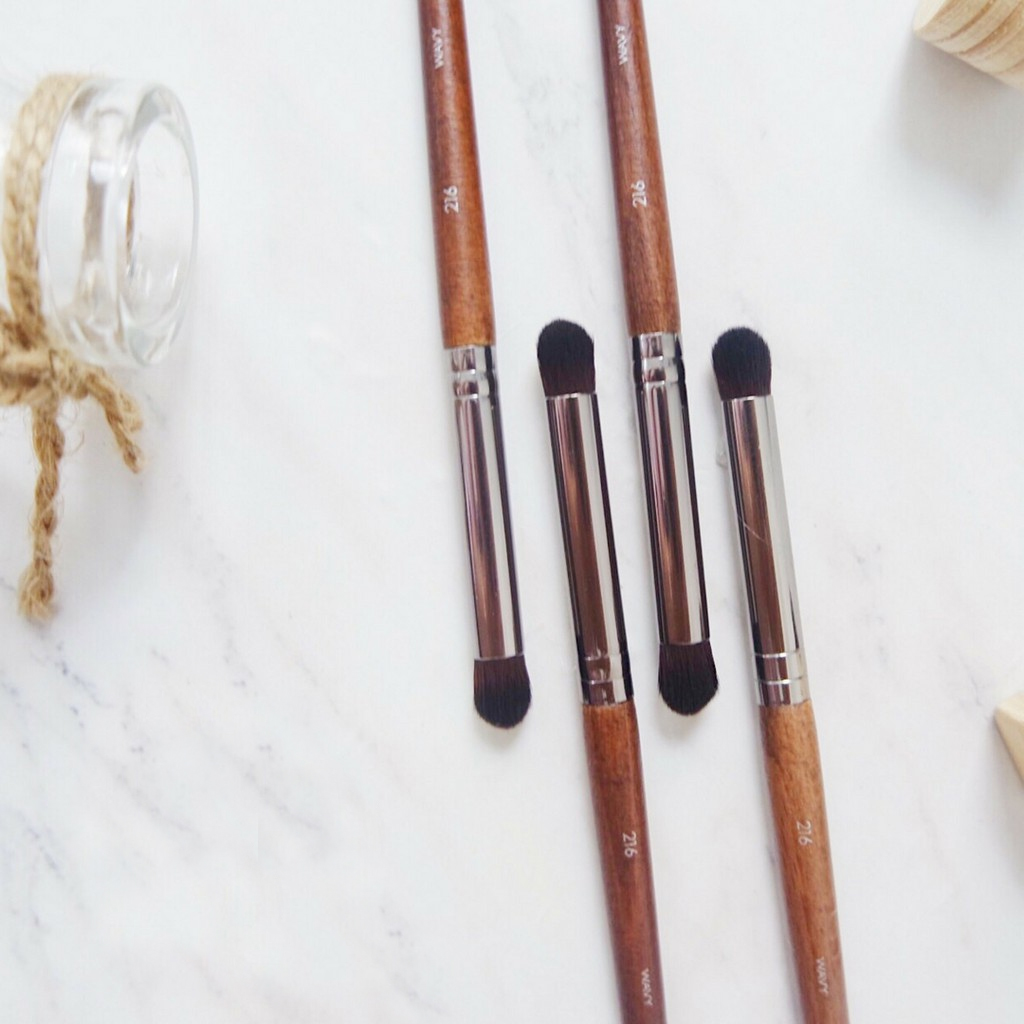 Cọ nhấn đuôi và hốc mắt makeup forever 216