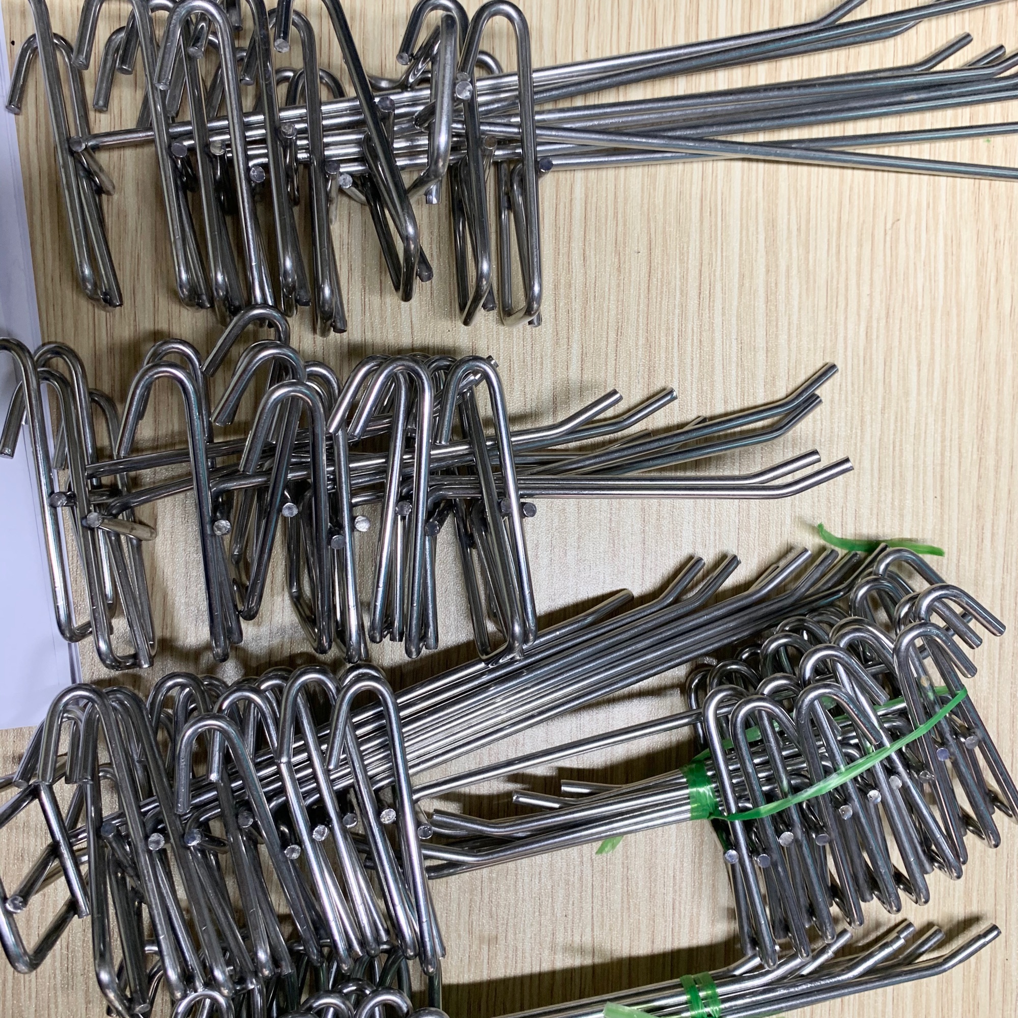 Combo 10 móc treo đồ, tay cài lưới treo đồ inox dài 25cm