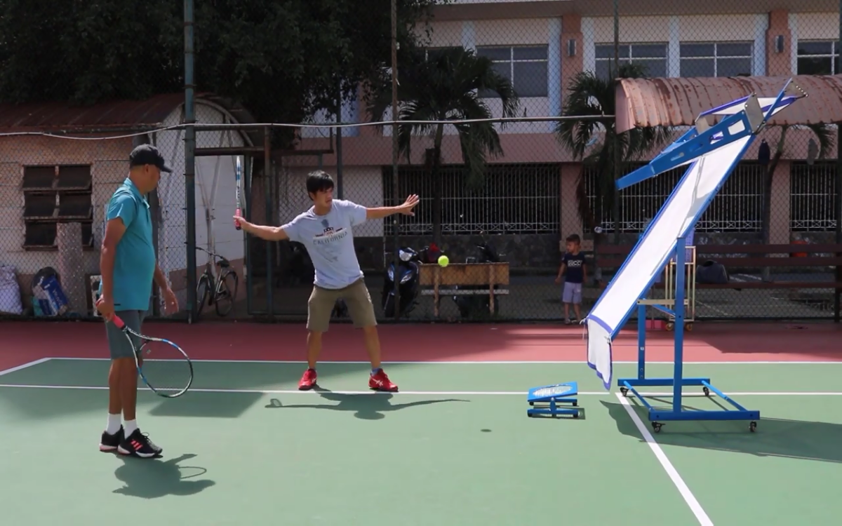 tường tập tennis