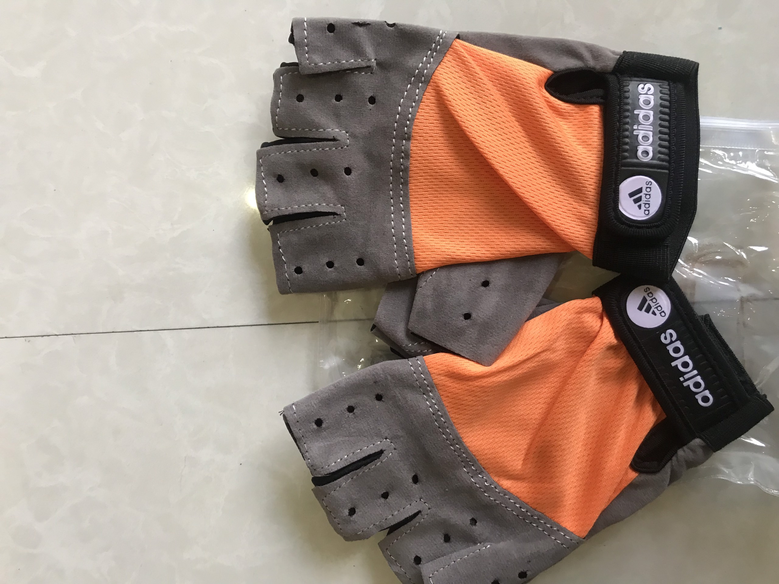 Găng tay tập GYM hở ngón Nike- Das (nhiều màu)