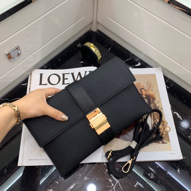 Clutch ví cầm tay bản to khoá vuông đơn giản sang chảnh