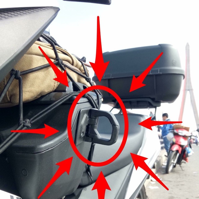 -rẻ vô địch- móc treo đồ sh bằng nhựa, móc treo đồ mẫu của xe sh bằng nhựa có thể gắn trên các thùng giữa givi.. bền-đẹp-giá rẻ giá 1 cái nha khách ơi