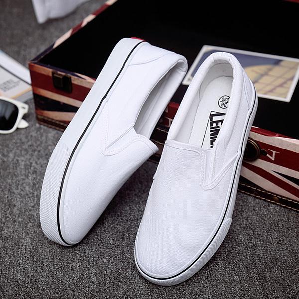 Những chiếc giày trắng sáng luôn là lựa chọn tuyệt vời cho phong cách thanh lịch và sang trọng. Hãy để chúng tôi giới thiệu những mẫu giày trắng đẹp nhất hiện nay và bạn sẽ không thể rời mắt khỏi chúng.