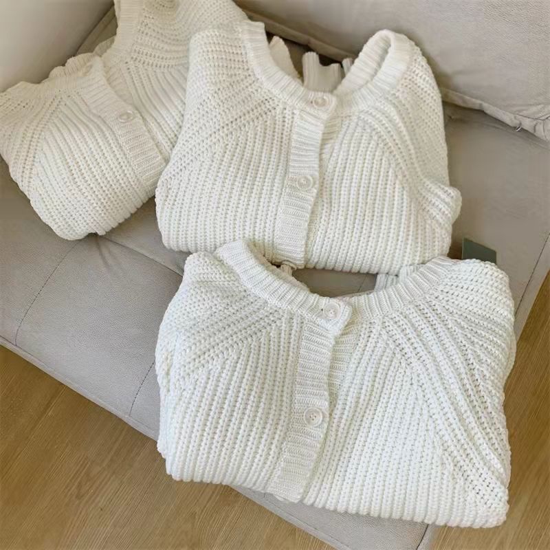 Áo len cardigan màu trắng cổ V mặc được 2 kiểu Tesoro clothes