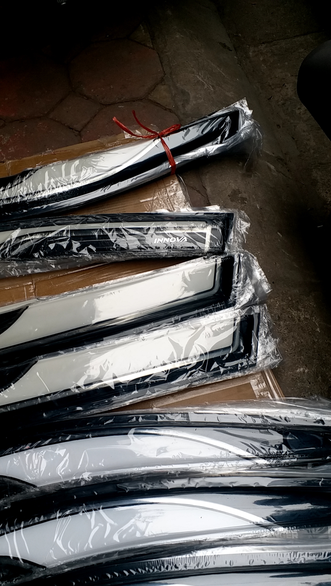 Bộ vè che mưa 2 màu vân gồ toyota innova form 2006-2022,2023