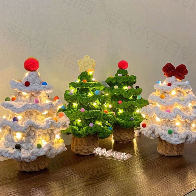 Cây thông noel mini để bàn bằng len kèm đèn nháy