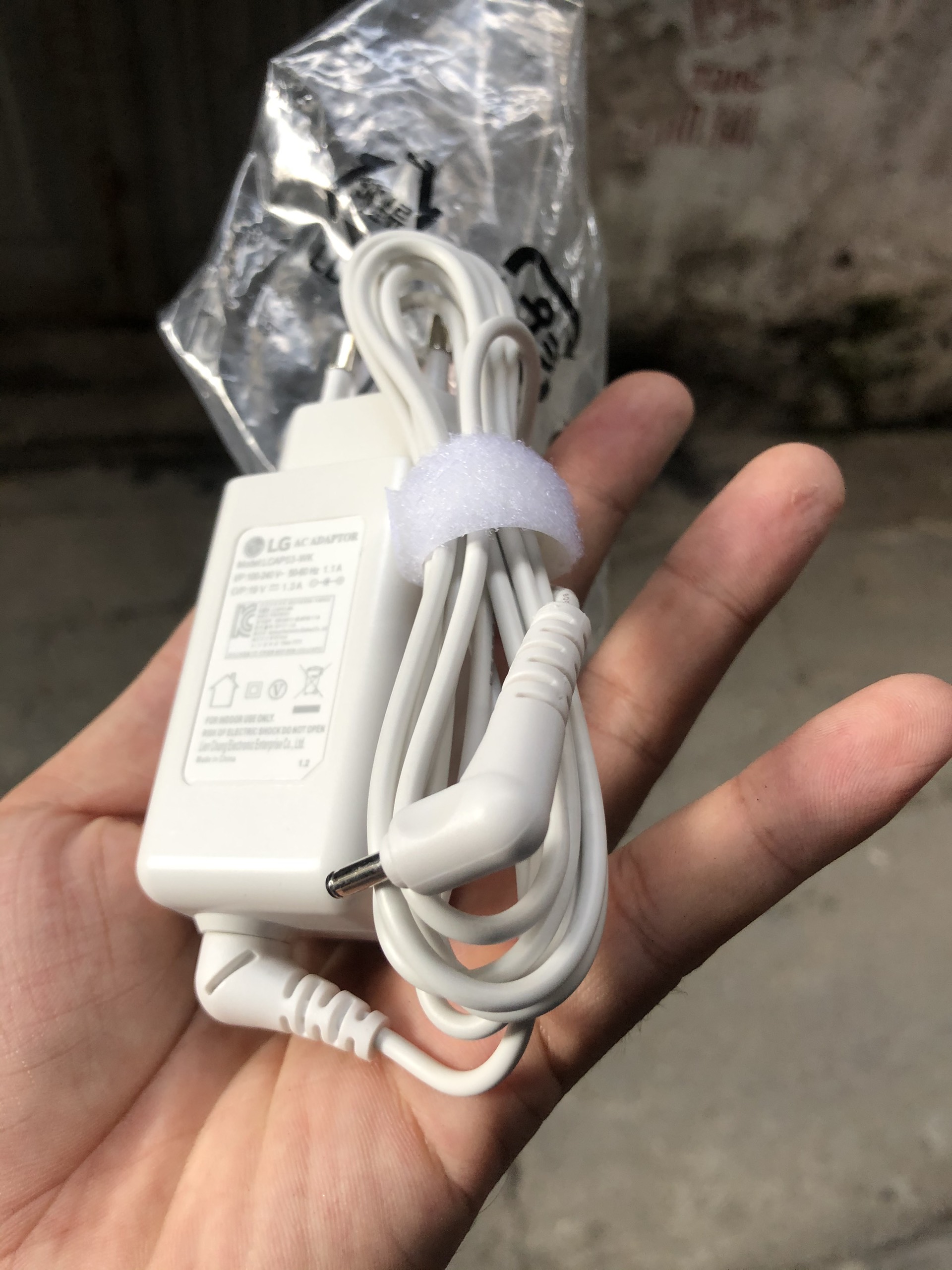 Sạc lg 19v 1.3a chân nhỏ