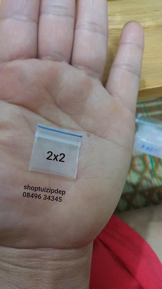 200 chiếc túi zip mini nhỏ kích thước 2x2 cm giá 60k/ 200 cái