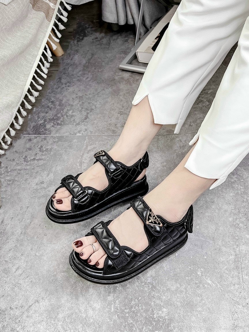 Giày sandal đế cao bông hoa xinh xắn