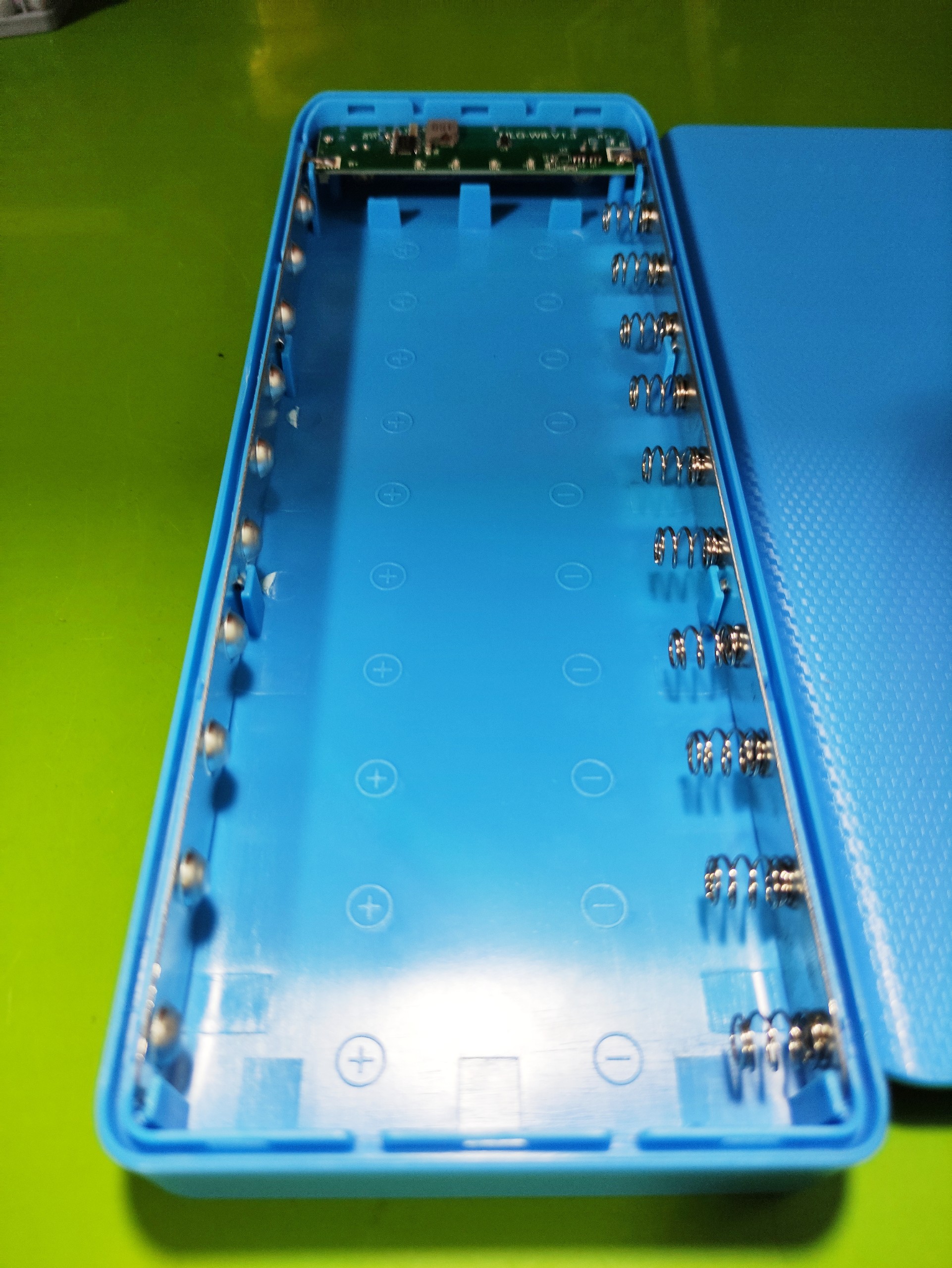 Box sạc dự phòng 10 cell có đèn LED và cổng sạc Type-C không pin màu xanh dương