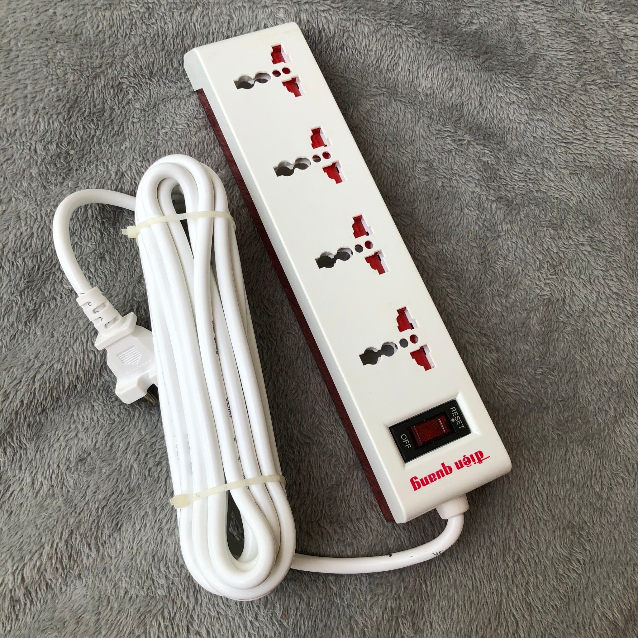 Ổ cắm điện quang đq esk oa 104a trong suốt 4 lỗ 3 chấu 5m