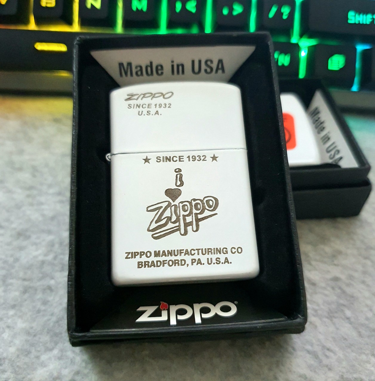 Bật Lửa Zippo Trắng Manufacturing Since 1932 ( Tặng Kèm Đá Bấc Xịn)