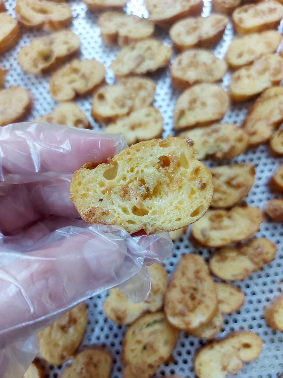 Bánh mì mini sấy giòn vị bơ tỏi handmade, Bánh mì sấy bơ tỏi