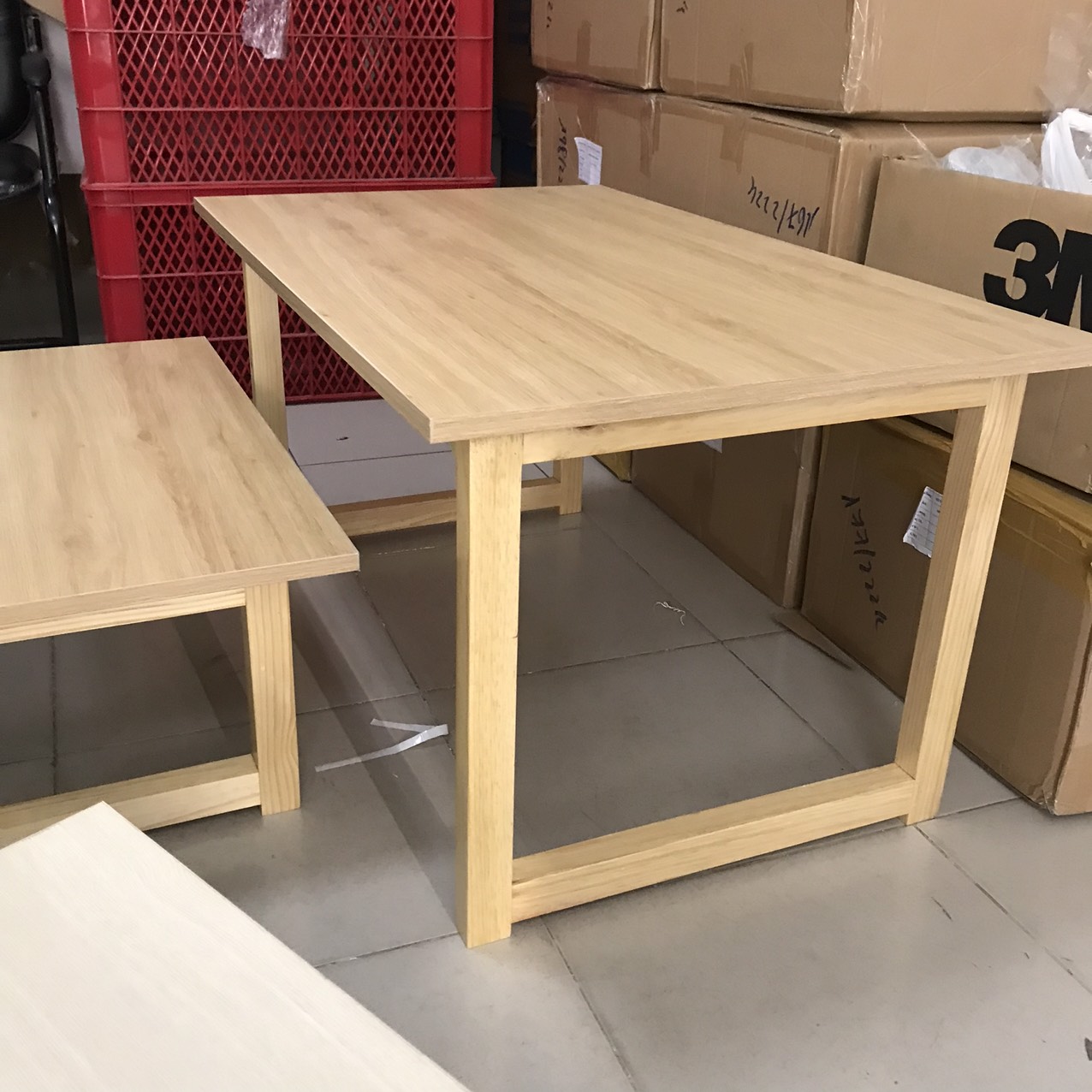 Bàn bệt dùng làm bàn làm việc hoặc bàn ăn, chân gỗ nhiều kích cỡ - chân gỗ thông tự nhiên - mặt bàn gỗ MDF 17mm - màu vân gỗ lợt - vân gỗ chống xước, ẩm, mối mọt
