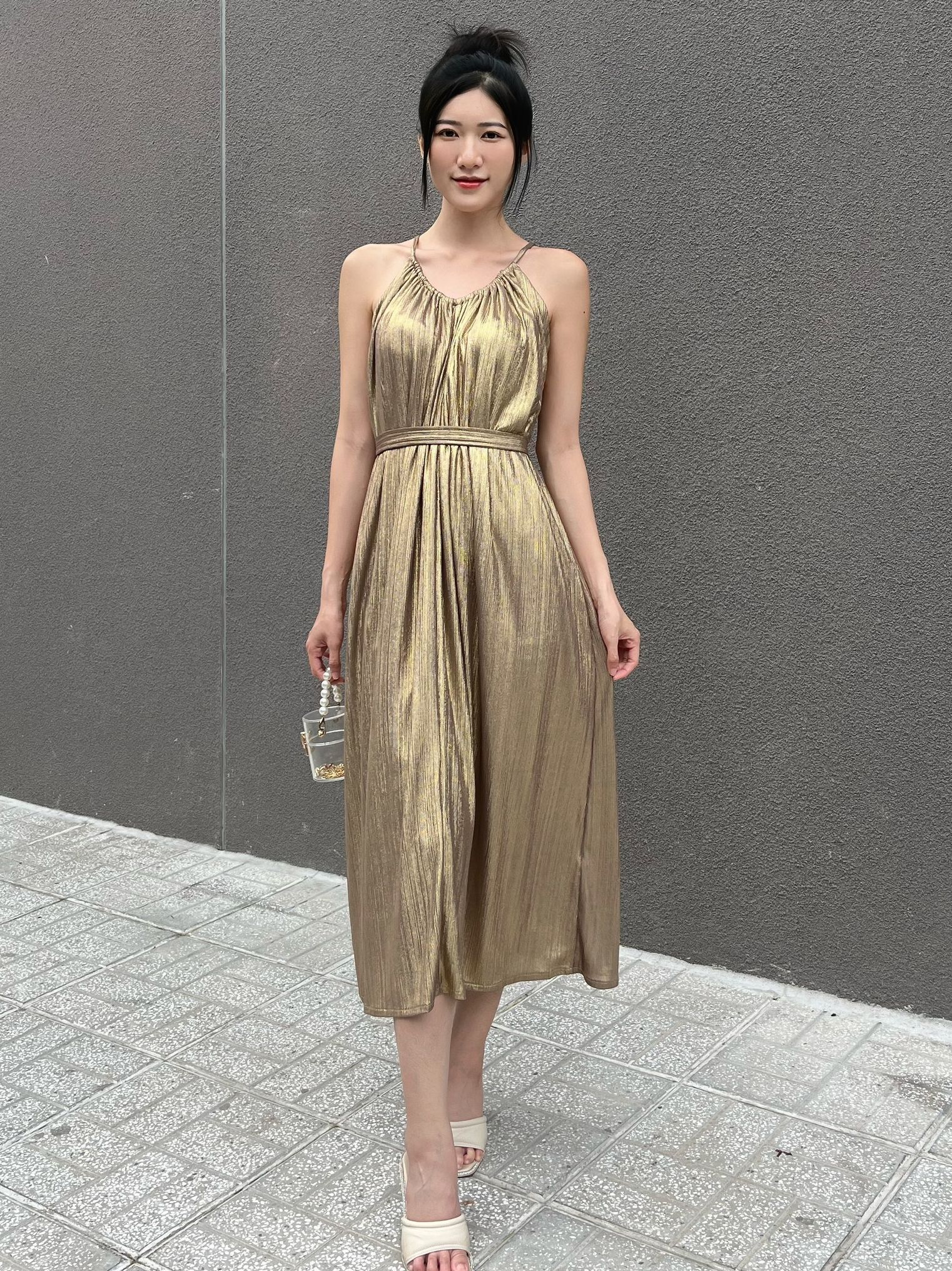 Đầm maxi polyester Gold bóng 2 lớp, cổ yếm Lovadova phối dây buộc eo - 23D07C001