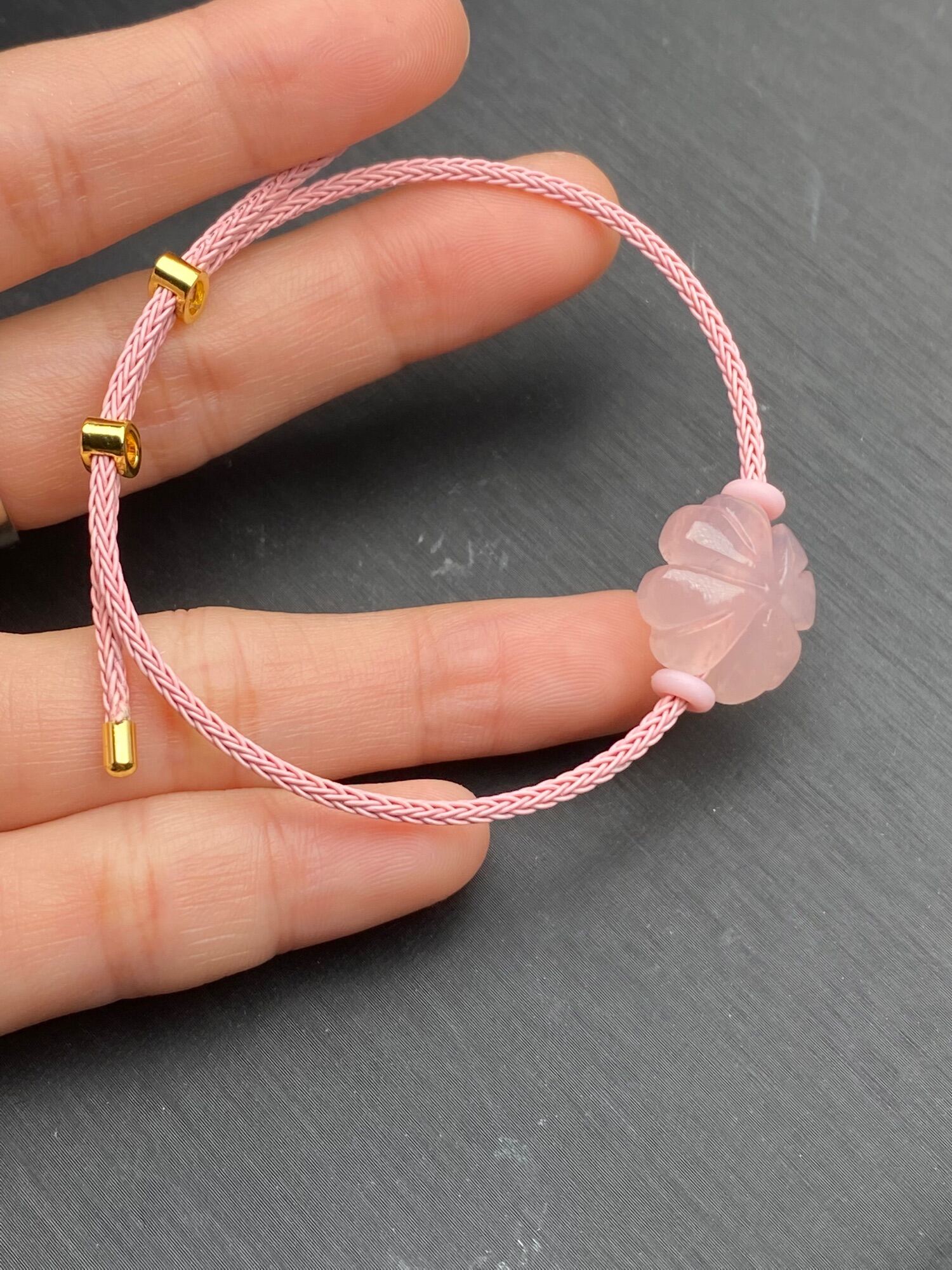 [FreeshipMAX] Vòng tay cỏ 4 lá đá thạch anh hồng dây lõi thép rút 2mm
