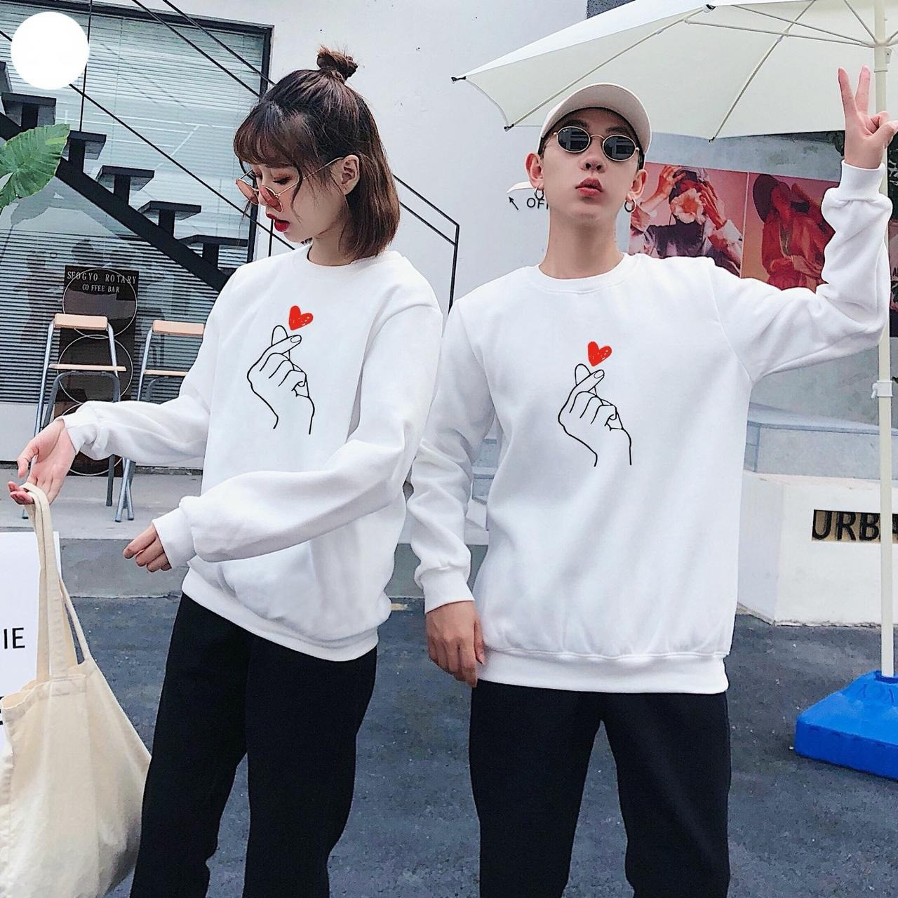 [HCM]Áo Nỉ Sweater Cặp Đôi Dài Tay Mặc 4 Mùa in Bàn Tay Búng Tim Siêu Xinh.Katin