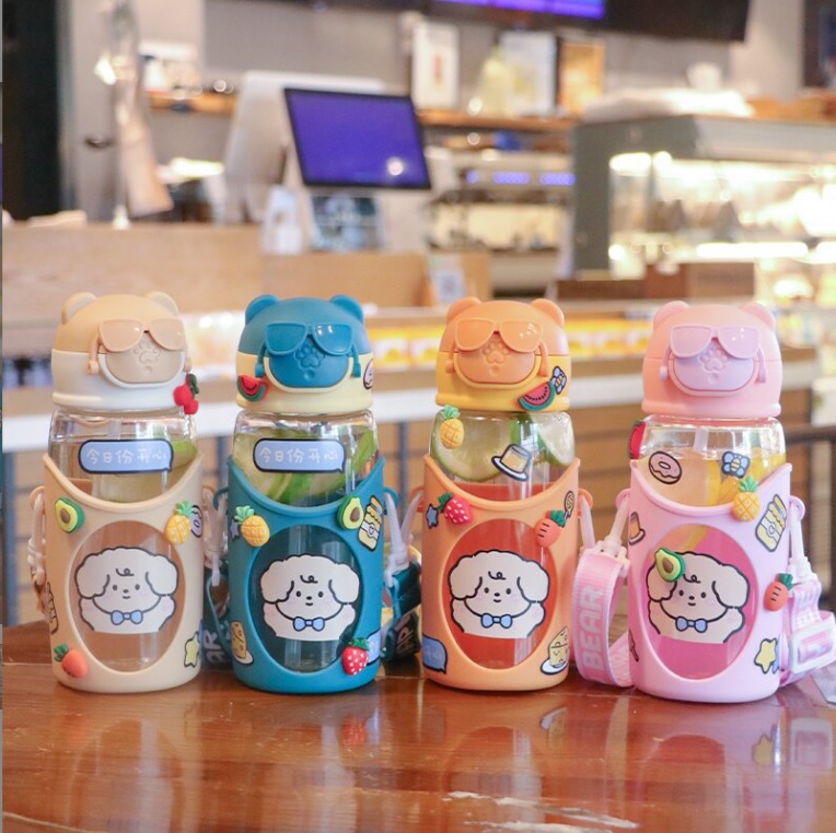 Bình nước nhựa có dây đeo, quay cầm cho bé 600ml