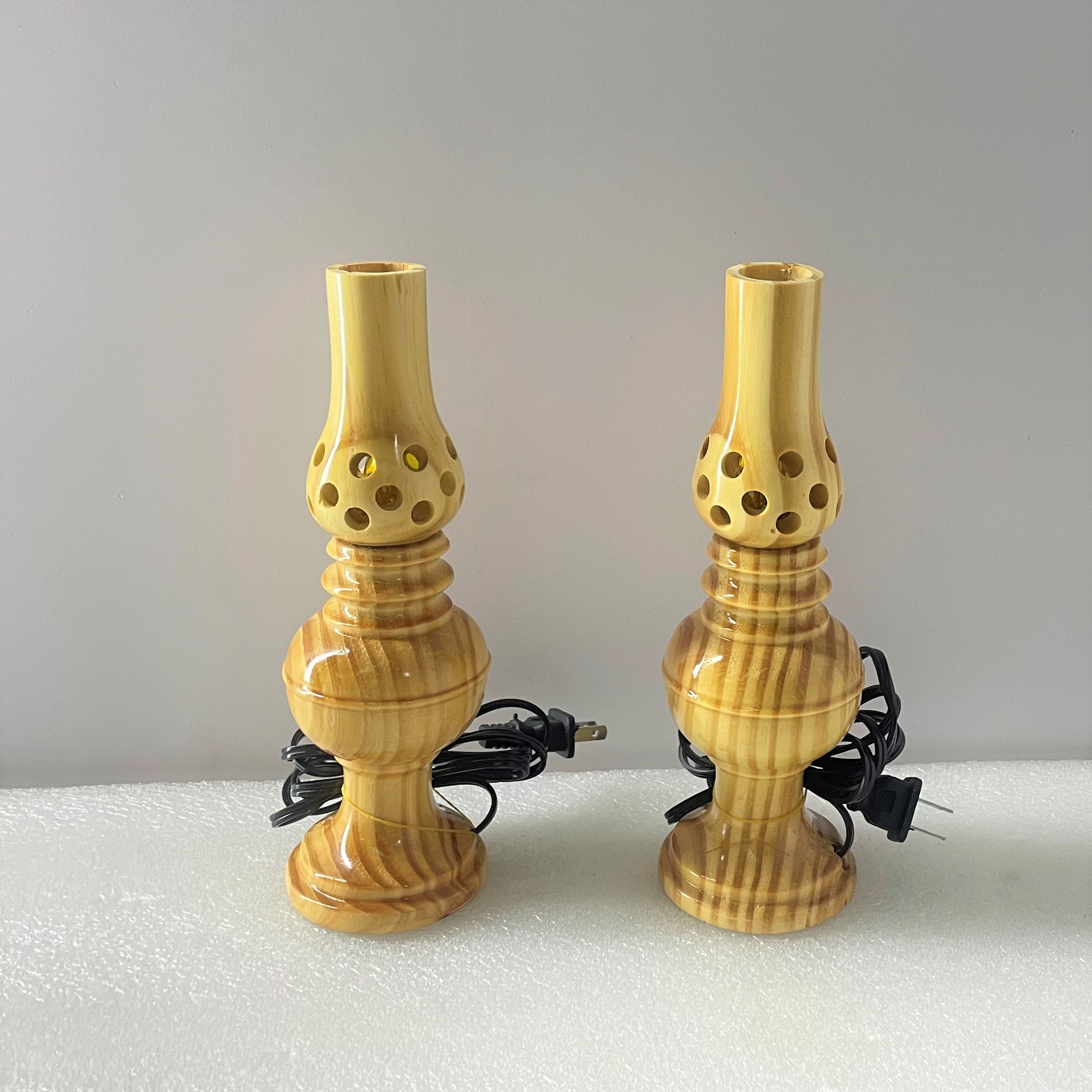 Đèn thờ gỗ sồi tự nhiên cao cấp dáng quả thông để bàn bóng quả nhót led