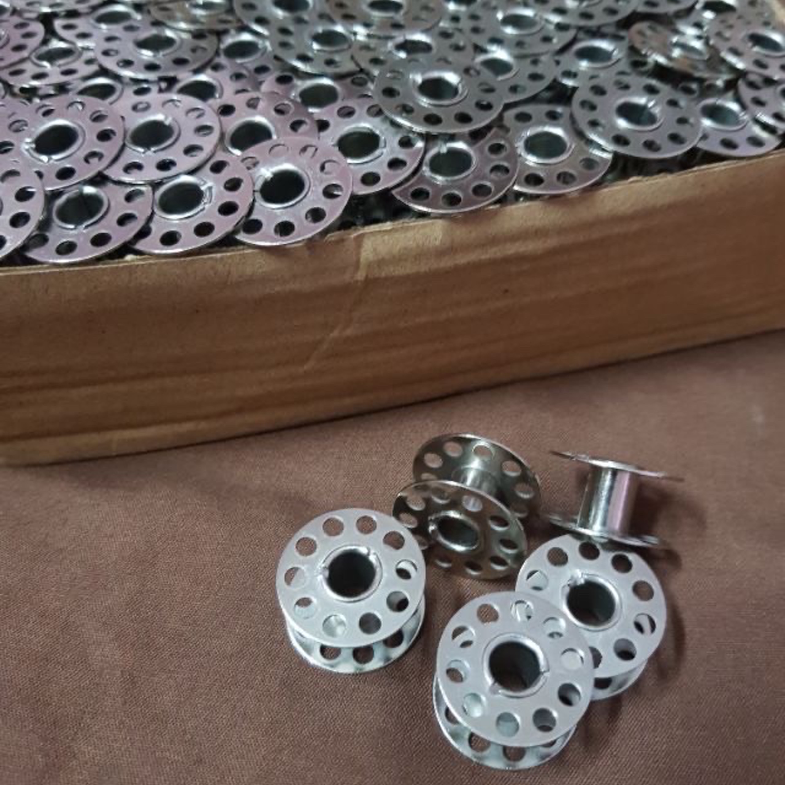 Suốt sắt máy may gia đình đa năng, cổ điển