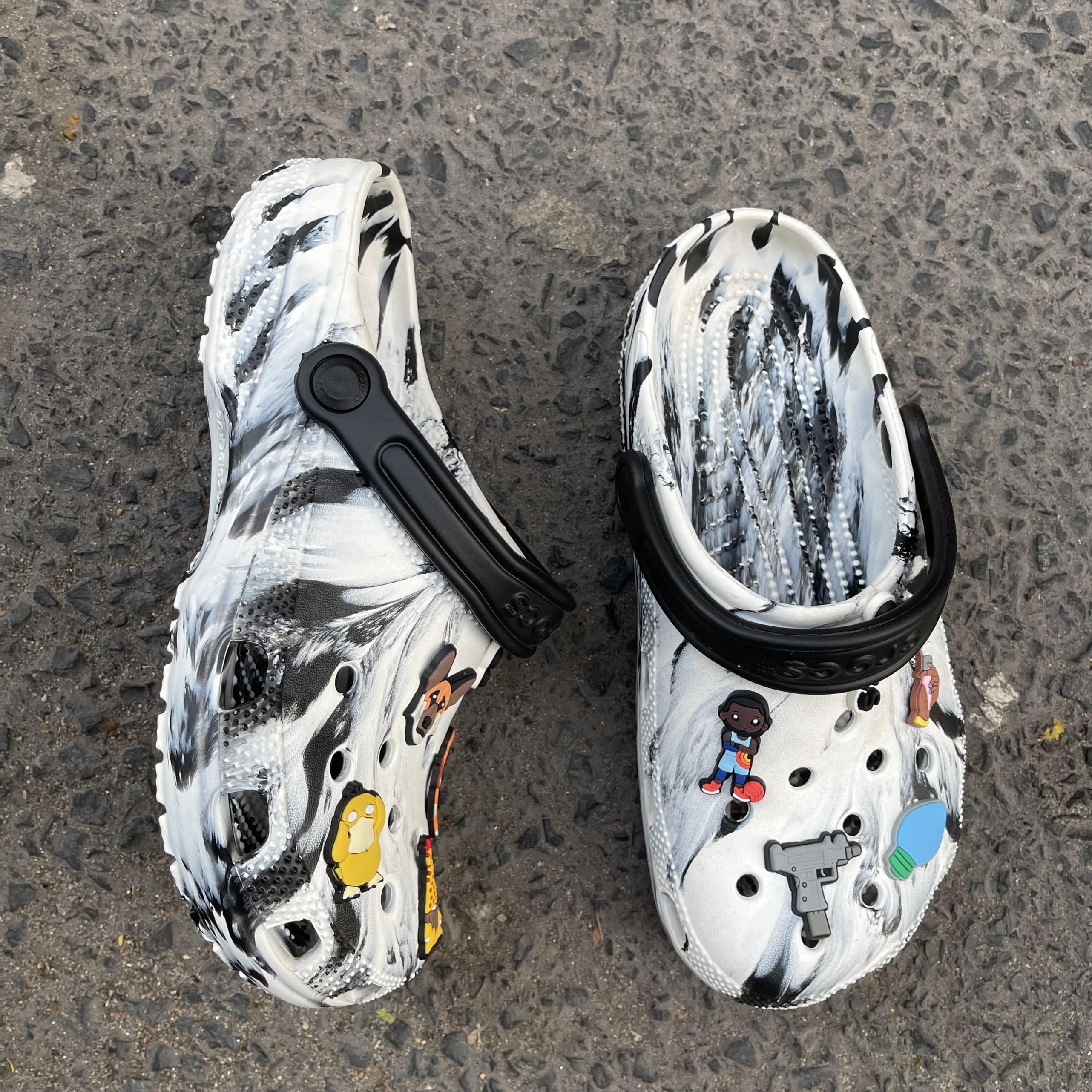 Dép sục crocs chính hãng lỗi, dép sục đi mưa, màu đen loang cực cháy SDL, có tặng kèm Sticker che lỗi