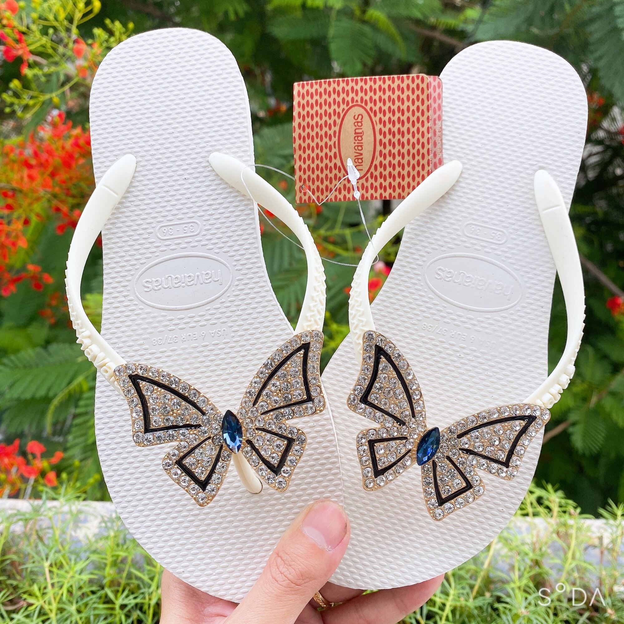 Dép xỏ ngón nữ chất liệu cao su gắn Charm Nơ Thuỷ Thủ Trắng Đen