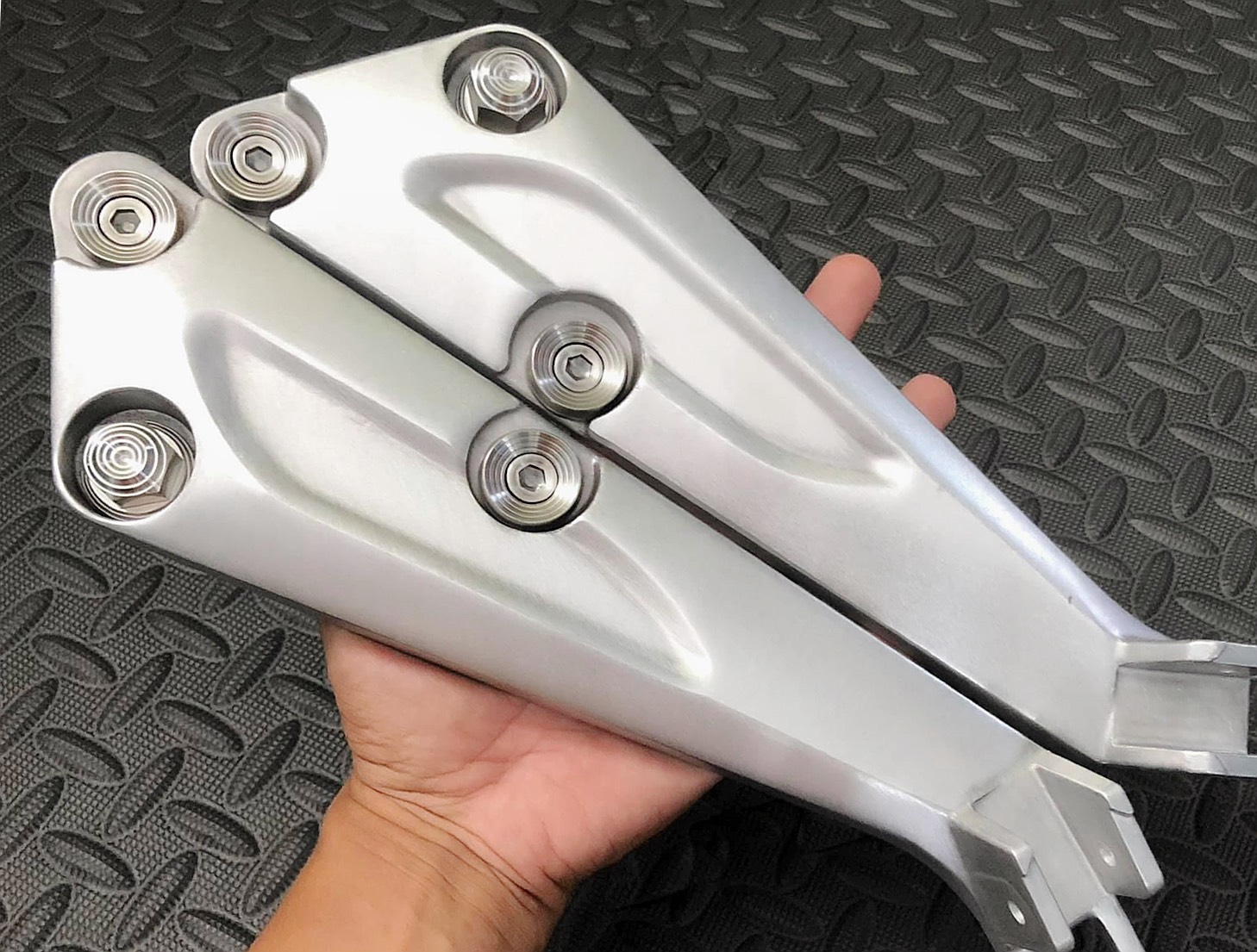 Bộ khâu gác chân kèm ốc inox Wave kiểu thái siêu sáng