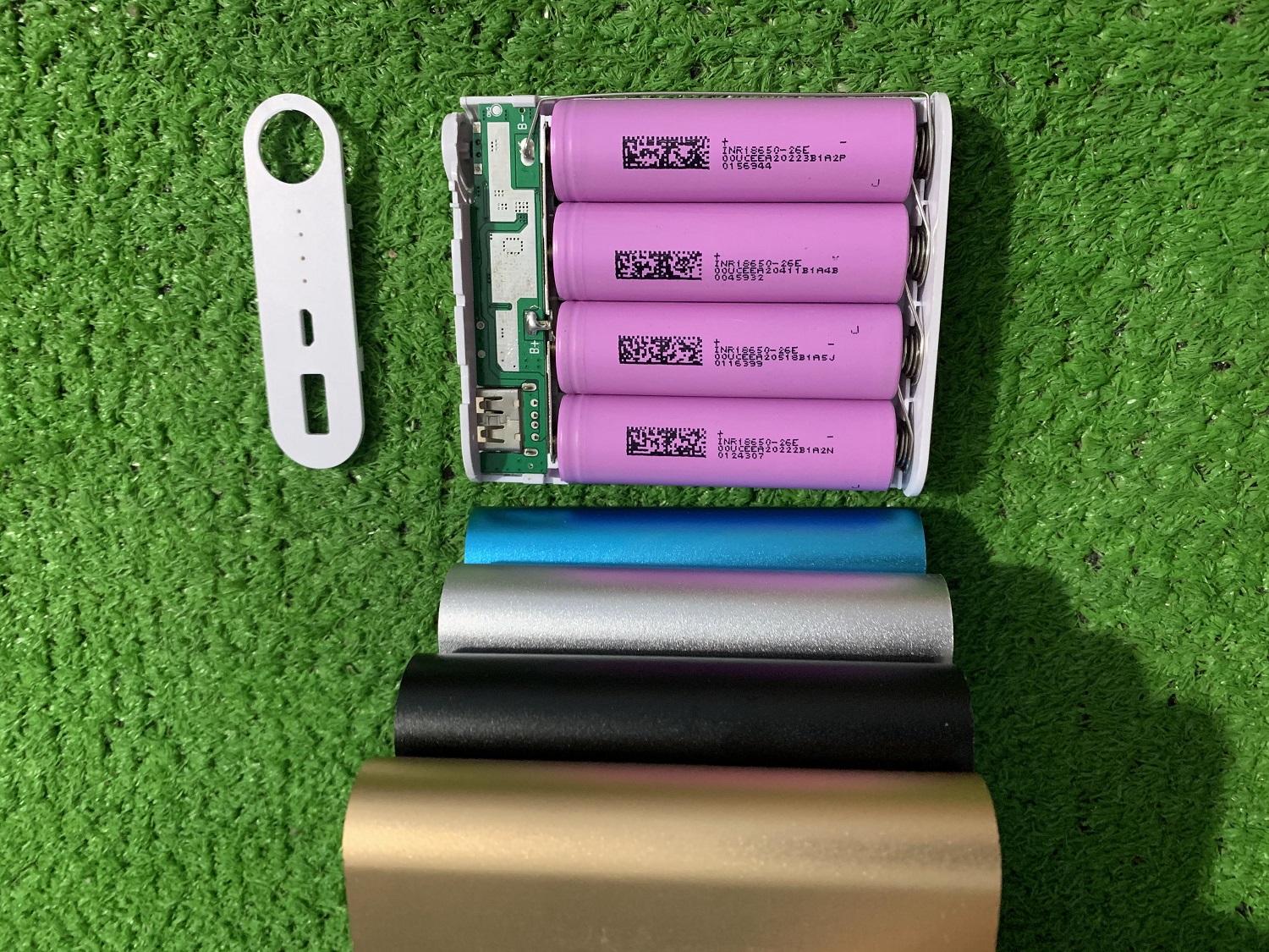 [HCM]Box sạc 4 cell 18650 + 4 cell pin 18650 2600 mAh Mới 100% (Combo giá rẻ )