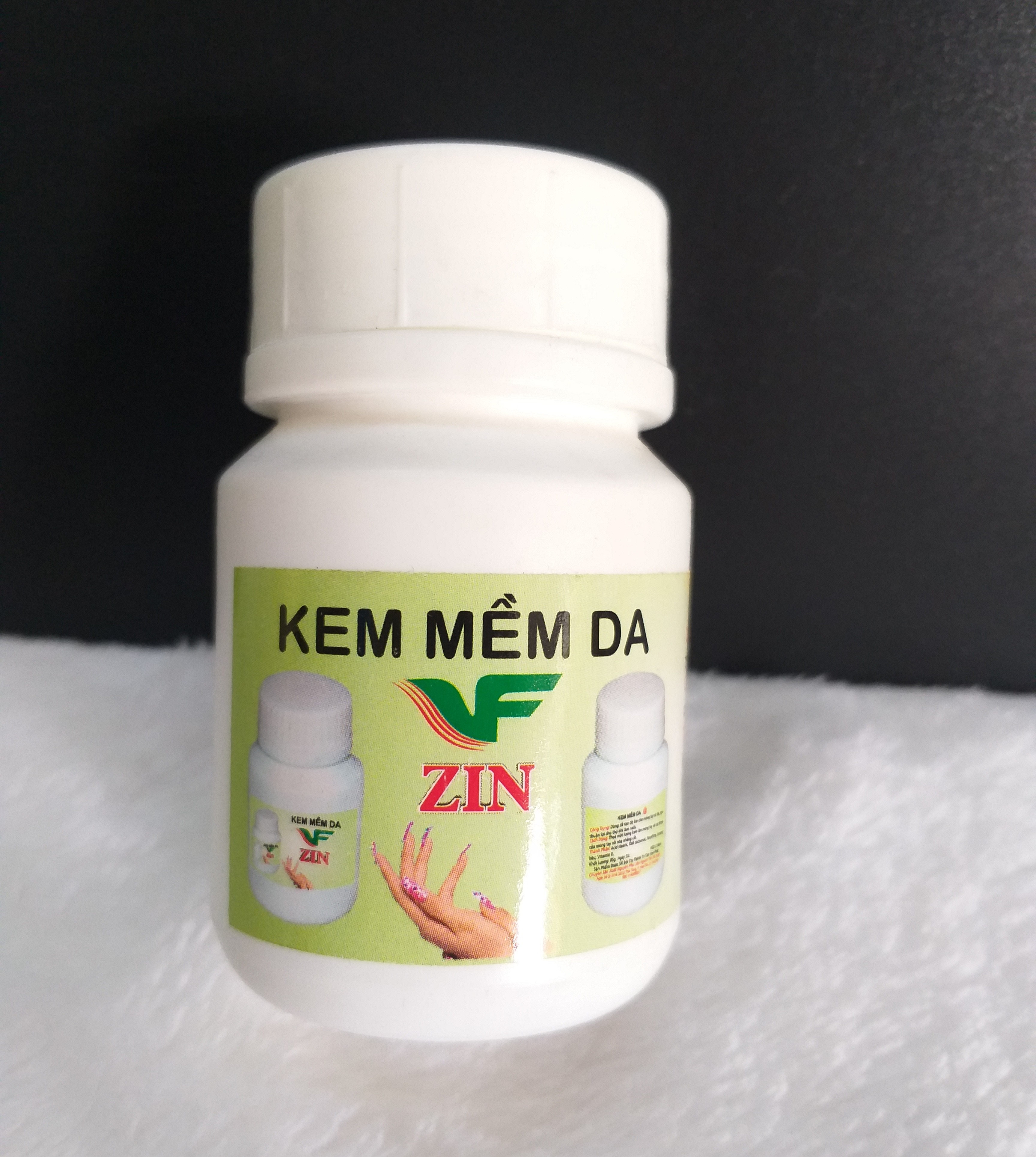 2 hộp kem làm mềm da trước khi cắt