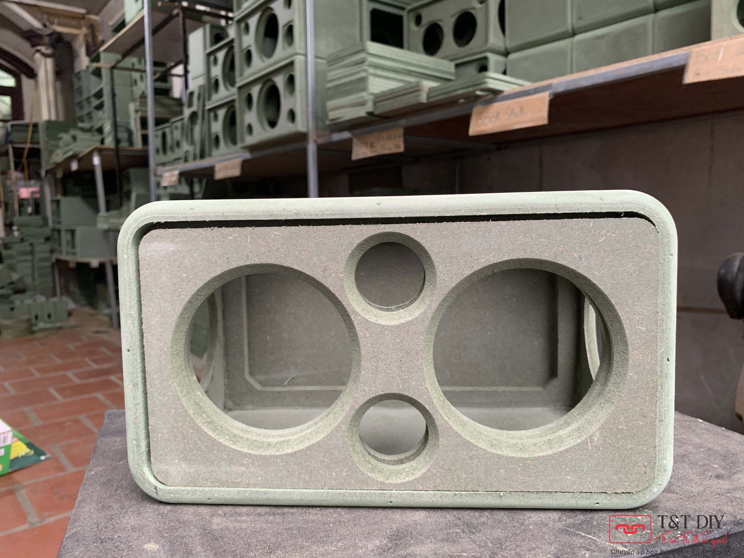 (LOA 3.5INCH) Vỏ box thô dáng bo siêu tròn kích thước 28x16x16, kiểu dáng độc lạ, cộng hưởng 2 bên hông.